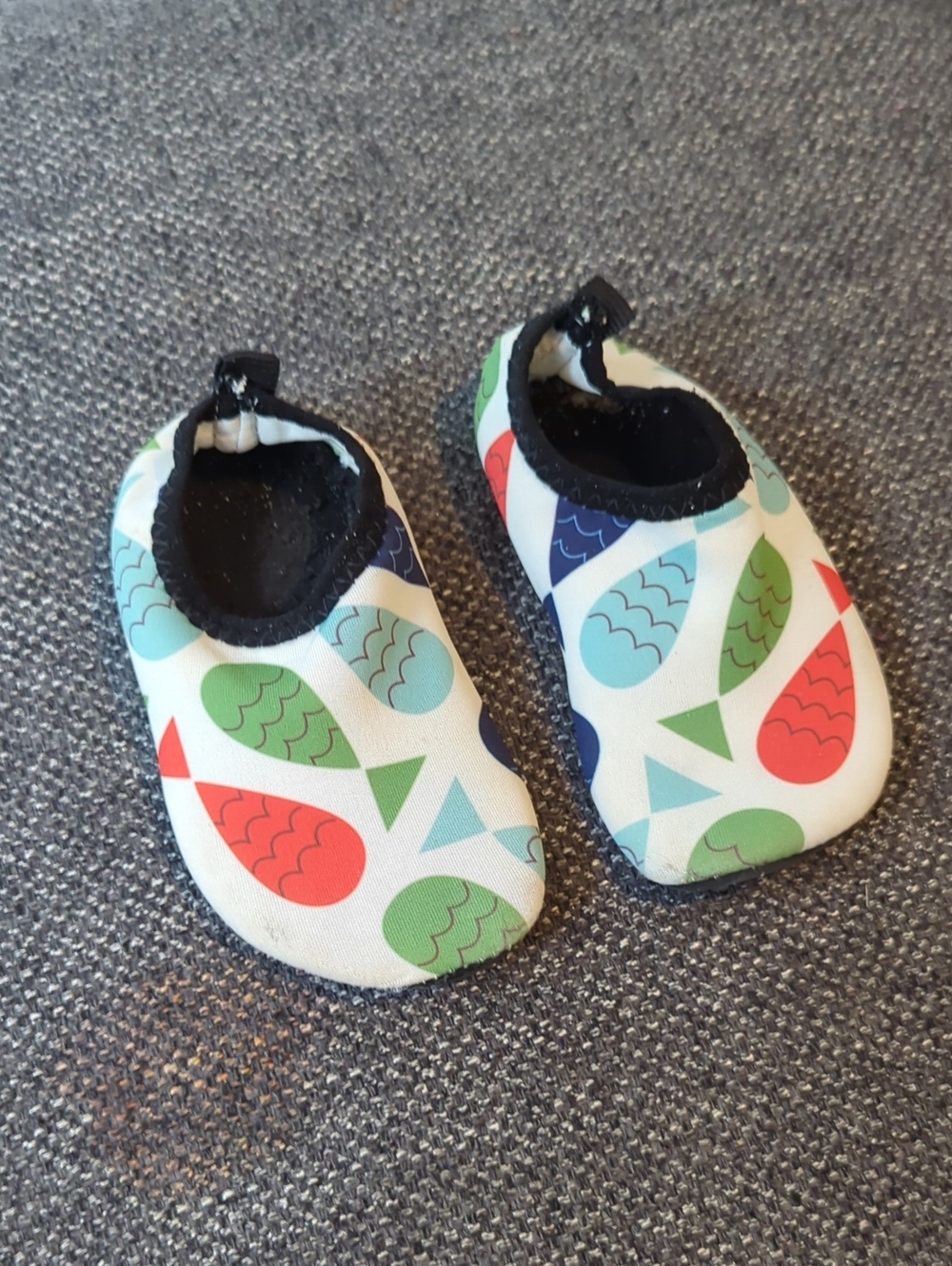 Unisex Infant (Size 5-6) Water Shoes - Multicolor Fish Print